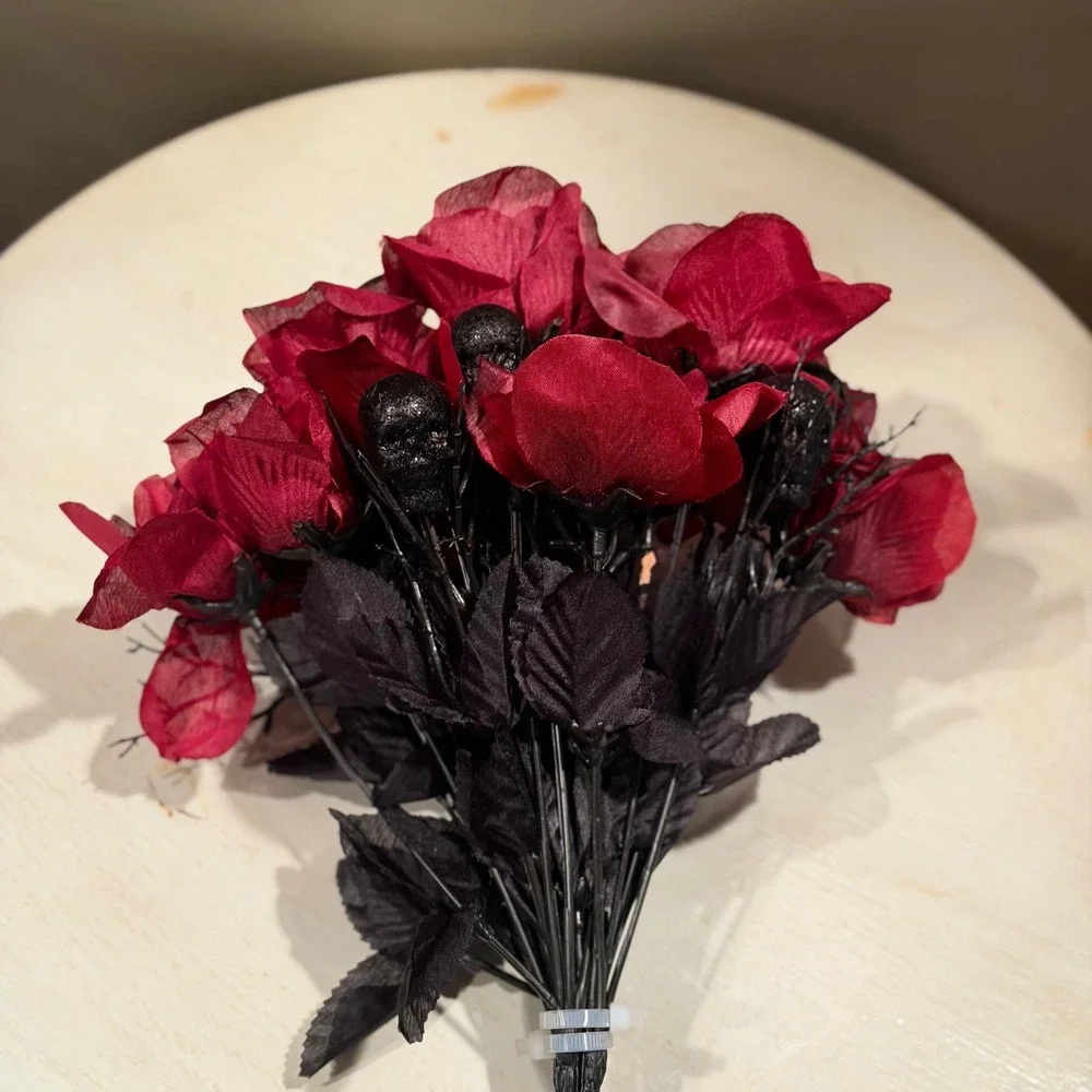 Gothic‎ Romance Skull Rose Bouquet Dark Floral Arrangement Halloween Decor